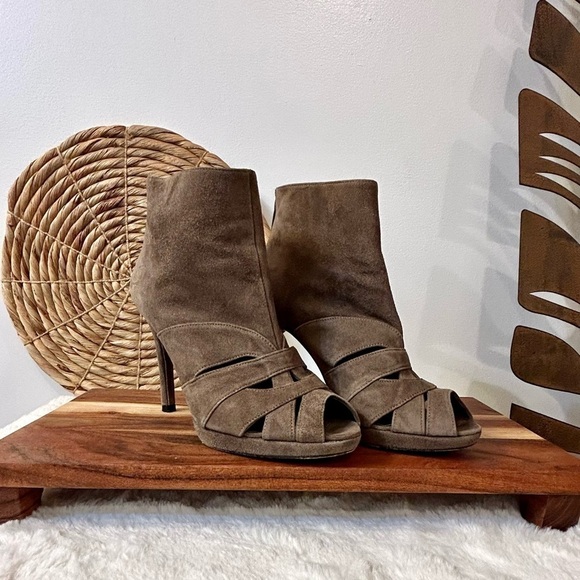 Stuart Weitzman Wavelength Bootie in Mushroom Suede Size 6.5 - Picture 1 of 10